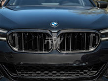 Load image into Gallery viewer, RW Carbon BMW F90 M5 G30 LCI Carbon Fiber Replacement Grille bmwg30031